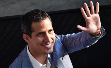 "Los gobernadores del Banco Interamericano de Desarrollo aprobaron hoy una resolución que reconoce el nombramiento del señor Juan Guaidó de Ricardo Hausmann como Gobernador del BID para Venezuela", indicó el texto. AFP