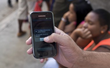 La medida busca incentivar la transición de los usuarios de 2G a redes 3G, 4G y LTE, que les permitan hacer un uso efectivo de los servicios que actualmente integran las ofertas comerciales en el mercado de telefonía móvil. Archivo