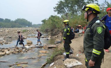 A la vista de las autoridades, todos los días pasan personas por las trochas que siguen siendo ilegales. Policía Nacional