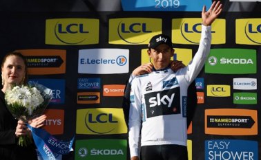 Egan Bernal (Sky) se vistió el maillot amarillo de líder de la general a un día de la conclusión de la carrera. AFP