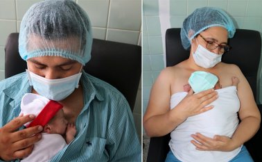 No solo las mujeres cangurean, también lo hacen los hombres. El contacto piel a piel, madre-hijo, resulta vital para el futuro desarrollo del bebé prematuro. Cortesía