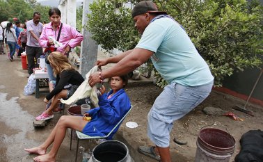 El lavado y secado de pies es el servicio más solicitado cuando los venezolanos salen de la trocha en La Parada. Mario Caicedo / La Opinión