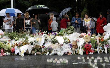 Este domingo, gente se reunió frente a tributos florales en un memorial improvisado para las víctimas de los ataques a las mezquitas de Christchurch, el 15 de marzo. AFP