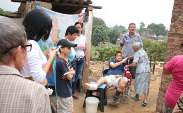 José Julián Valencia está postrado en una silla de ruedas e imposibilitado para trabajar por su penosa enfermedad. César Obando