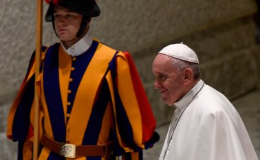El Vaticano solo informó que ha tenido lugar el encuentro, lo que indica que el papa Francisco se tomará tiempo para su decisión sobre la renuncia como arzobispo de Barbarin. AFP