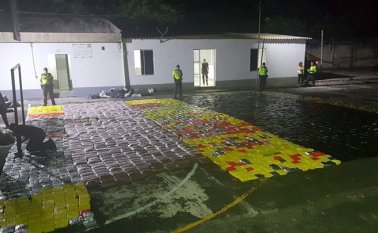 En el vehículo había 3.836 paquetes envueltos con bolsas. La mercancía representa 6 millones 582 mil dosis. Policía Nacional