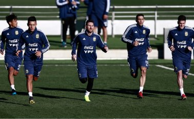 Los jugadores de Argentina entrenando en Madrid para jugar el próximo amistoso internacional, como preparación para la Copa América.   AFP