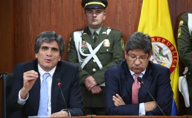 El magistrado Antonio José Lizarazo (izquierda) fue el ponente de la decisión y en ella advirtió que las objeciones debían surtir el mismo proceso que el resto del proyecto aprobado mediante el fast track, es decir, pasar primero por el Congreso, para luego sí surtir el control constitucional. Colprensa