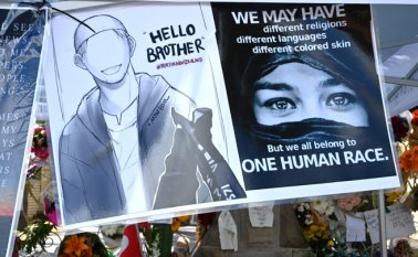 Flores y mensajes fueron colocado este miércoles afuera de la mezquita Lakemba en Sydney, cinco días después de los ataques masivos a las dos mezquitas en Christchurch que mataron a 50 fieles. AFP
