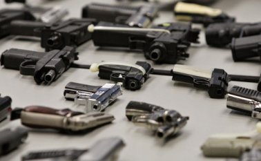 Las armas se exportan desde Miami y México, y en menor medida por Venezuela y Ecuador. La ruta marítima a veces hace escala en Panamá, o llega directo a los puertos de Barranquilla, Buenaventura y Turbo; por aire, en vuelo de carga hasta Bogotá. Internet