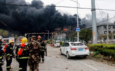 La explosión se produjo en la fábrica Tianjiayi Chemical, fundada en 2007, que cuenta con 195 empleados y fabrica materias primas, entre ellas un componente muy inflamable. AFP