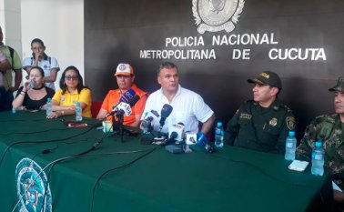 El comandante de la región 5 de la Policía, Ramiro Castrillón, aseguró que “se han dispuesto en coordinación con el Ejército Nacional y la Fiscalía, un plan para ampliar la seguridad de los corredores viales, no solo sobre los puentes, sino de las trochas”.
Twitter