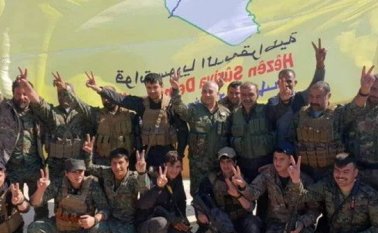 Un grupo de milicianos de las Fuerzas de Siria Democrática (FSD) celebran la conquista de Al Baguz. EFE