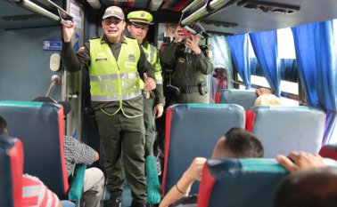 El comandante de policía, coronel José Luis Palomino, les habla a los viajeros antes de partir.  César Obando