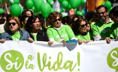 Cantando "Aborto cero, la vida es lo primero" y "La juventud unida luchando por la vida", los manifestantes caminaron por la distinguida calle Serrano de la capital española.
AFP
