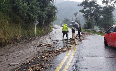 Así se encuentra este punto de la vía. @PoliciaNteSder