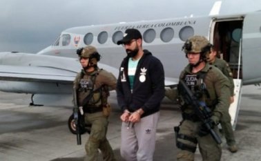 El capturado fue trasladado bajo custodia desde Santander hasta la capital colombiana. @FuerzaAereaCol