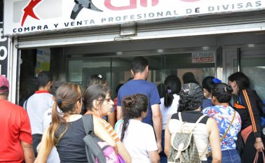 Las casas de cambio de Cúcuta han bajado mucho sus ventas por el cierre de los puentes internacionales. Esta situación ha generado un incremento en la informalidad del sector y por eso desde Asocambios pidieron incentivos.
Archivo