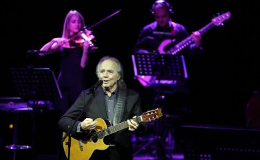 Serrat alteró un poco el orden original de las canciones del disco y regaló a los oídos de su audiencia “Qué va a ser de ti” en segundo lugar. Internet