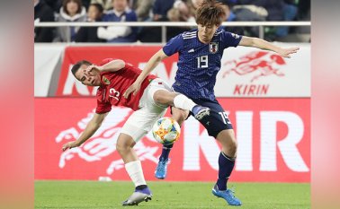 El defensor japonés Koki Anzai (R) y el delantero boliviano Henry Vaca (L) luchan por el balón durante su partido de fútbol amistoso internacional en Kobe. AFP