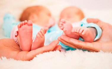 La doctora llevó a cabo una cesárea de emergencia para los gemelos, un niño y una niña, que nacieron sanos el viernes.
 Internet