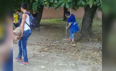 Los alumnos limpiaron hasta las áreas deportivas del plantel. Participaron unas 200 personas, entre estudiantes y exalumnos.
Cortesía