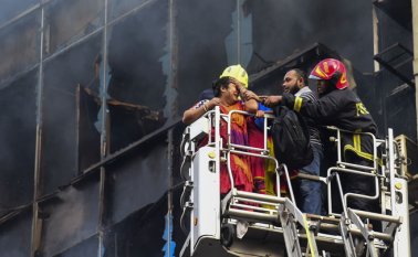 Los incendios y los derrumbes de edificios son frecuentes en Bangladés, un país muy pobre del sur de Asia de 160 millones de habitantes, donde muchas veces no se respetan las normas de seguridad.
AFP