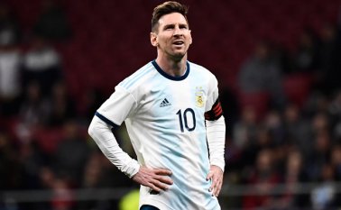 Las frustraciones de hinchas y periodistas argentinos se han canalizado algunas veces en la figura de Messi, de quien se espera que rinda como lo hace de manera extraordinaria en el club catalán. AFP