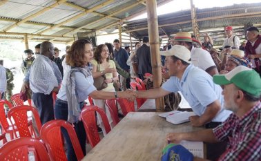 La ministra del Interior, Nancy Patricia Gutiérrez, encabeza la delegación del Gobierno que dialoga con los promotores del paro en el norte del Cauca, en procura de un acuerdo que permita el regreso a la normalidad.
Colprensa