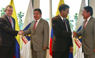 El encuentro del fiscal general (derecha) con el vicefiscal general adjunto de Estados Unidos, Kevin O.Driscoll; y el jefe de la Agencia Antidrogas de ese país (DEA), Uttam Dhillon (ambos a la izquierda) sirvió para fortalecer los mecanismos de cooperación bilateral. Tomada de Twitter