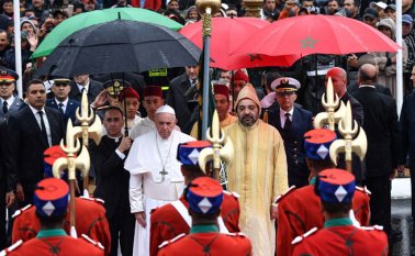 Francisco, recibido por rey Mohamed VI, lanzó un mensaje al país, que no permite la conversión de sus ciudadanos musulmanes, a que la libertad religiosa, "no se limite solo a la libertad de culto, sino que cada uno viva según la propia convicción religiosa". AFP