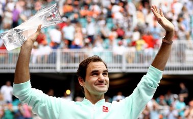 El suizo Roger Federer, venció ayer al estadounidense John Isner y ganó así su cuarto título del Masters 1000 de Miami. AFP