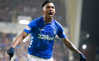 El colombiano le dio un codazo a Sctt Brown. Tomada de Twitter @morelos2106