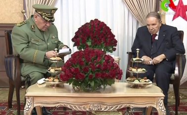 Abdelaziz Bouteflika (derecha). Archivo