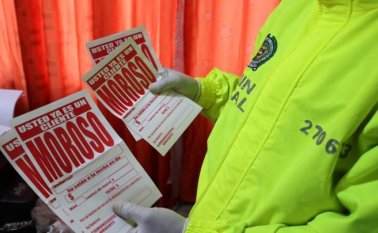 Este tipo de calcomanías pegaban en las puertas de las residencias de quienes se atrasaban en los pagos. Los deudores eran intimidados con agresiones y violencia, según las autoridades. Colprensa