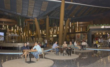 Hasta la fecha, el centro comercial cuenta con 80 tiendas abiertas al público y en los locales aún vacíos se habilitaron escenarios para que las personas puedan tomarse fotos. Cortesía