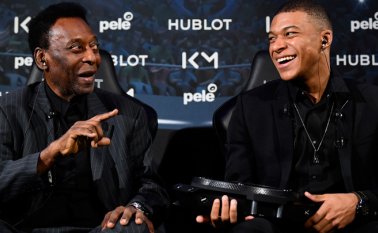 El jugador del París Saint-Germain no ocultó su emoción, aseguró estar "cumpliendo un sueño", uno más de los que lleva a sus 20 años, en los que sigue la estela de "O Rei". AFP