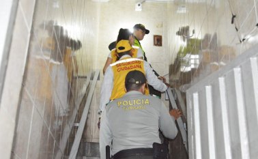 Cuando la Policía ingresa a las cervecerías que funcionan en el sector de La Guayabera se encuentra con que en el negocio además de vender cerveza funcionan prostíbulos y residencias, algo que no está permitido en el POT. Orlando Carvajal