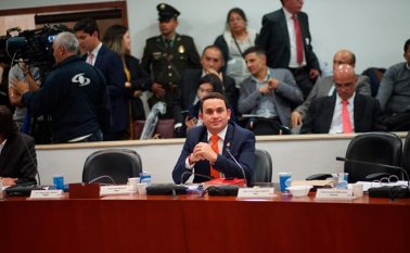 El presidente de la comisión, Gabriel Santos, ante la dura controversia que se dio, determinó otorgar la palabra a los indígenas por nueve minutos, para lo cual habló José Pepe, quien reclamó al Gobierno Nacional que desmilitarice la minga. Colprensa
