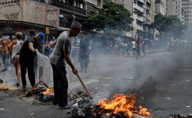 Kudlow se mostró entusiasta ante el plan de la administración Trump para revitalizar la economía de Venezuela, sumida en una aguda crisis que Washington atribuye a la gestión de Maduro. AFP