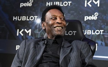 Pelé dijo que está listo "para volver a juagar". AFP
