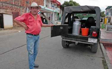 La leche es llevada en su Jeep todas las mañanas a viviendas y restaurantes de Atalaya. Mario Caicedo