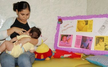 Compararon el uso de la leche materna humana con la fórmula. Colprensa