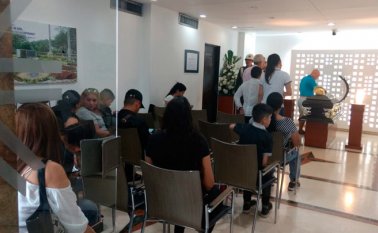 Estarán hasta las 9:00 pm en capilla abierta para el público La Opinión