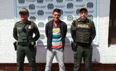 El detenido presuntamente le robó un millón de pesos a un ciudadano y posteriormente en un establecimiento comercial hurtó algunos elementos valorados en $5 millones. Policía Nacional