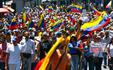 Las marchas en Maracaibo se dirigían a las empresas estatales de servicios públicos, colapsados como en el resto del país por apagones que se suceden desde el 7 de marzo. AFP