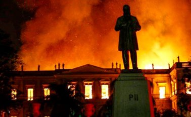 De acuerdo con el informe de la Policía Federal Brasileña, el incendio se originó en el auditorio y el aire acondicionado fue la causa primaria. Archivo La Opinión