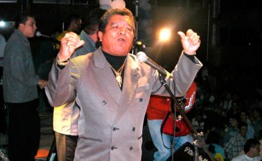 El 2 de noviembre de 2001 posó con seguidoras en Expo de Todo, la feria organizada por La Opinión. Archivo