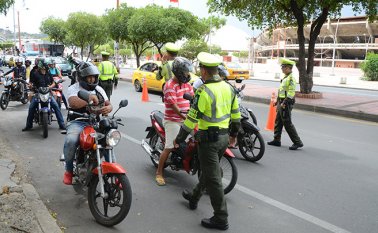 Secretaría de Tránsito con apoyo de la Policía. Archivo / La Opinión