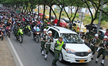 La caravana que acompañó la carroza fúnebre se extendió varias cuadras y a lo largo del recorrido se escuchaban sirenas, pitos y la música, a todo volumen, del inolvidable cantante Pastor López. Mario Caicedo